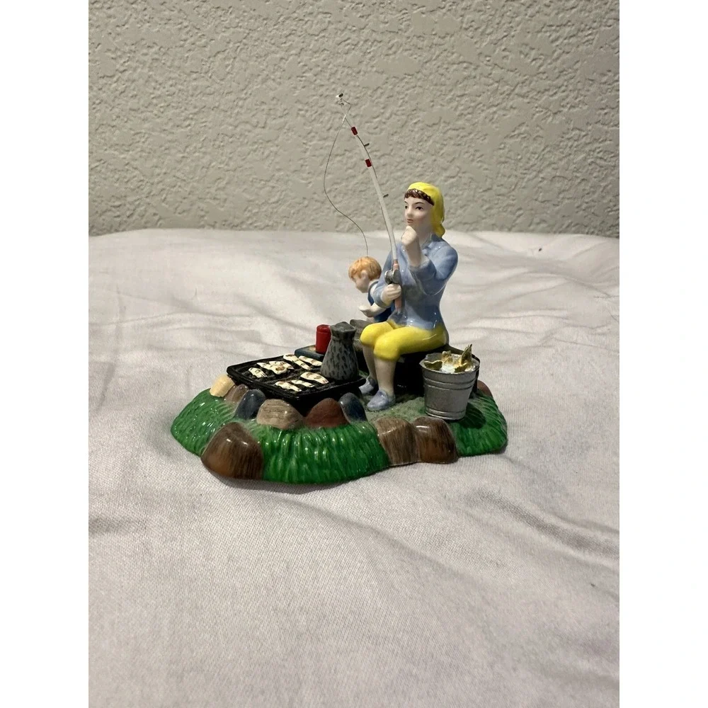 Dept. 56 Weekend Getaway Set of 2 Retired 2004 Snow Village 55172
